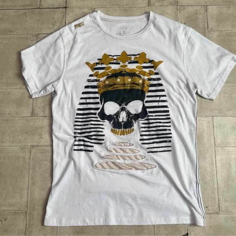 Skull graphic white tshirt size large